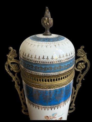 Napoleon III - Sèvres style - Vase avec couvercle (2) -, Antiquités & Art