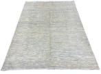 Nouveau tapis design en laine douce et motif rayé discret -