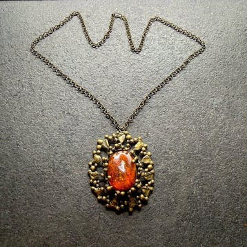 Oude ambachtelijke ketting met natuurlijk Baltisch barnsteen
