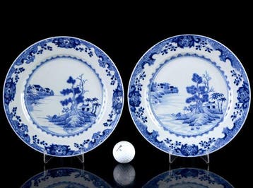 Une paire de plats chinois bleu et blanc « Paysage de la, Antiquités & Art