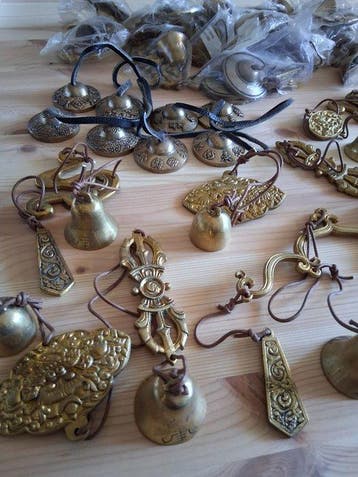 Gros lot (48 pièces) de Tingshas tibétains et cloches en