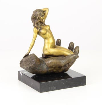 Sculpture, Erotisch bronzen sculptuur van een hand en vrouw