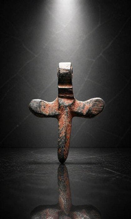 Middeleeuwen, kruisvaardersperiode Bronzen kruis hanger /, Handtassen en Accessoires, Antieke sieraden