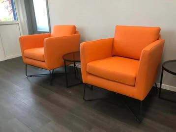 Set van 2 leren fauteuils met kruisframe - oranje leer, Huis en Inrichting, Fauteuils, Ophalen of Verzenden, Nieuw