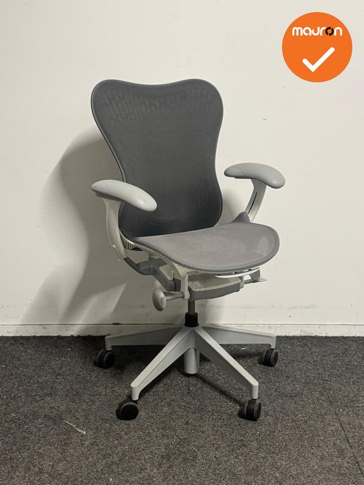 Herman Miller Mirra 2 Bureaustoel – Grijs met wit – Full, Zakelijke goederen, Kantoor en Winkelinrichting | Kantoormeubilair en Inrichting