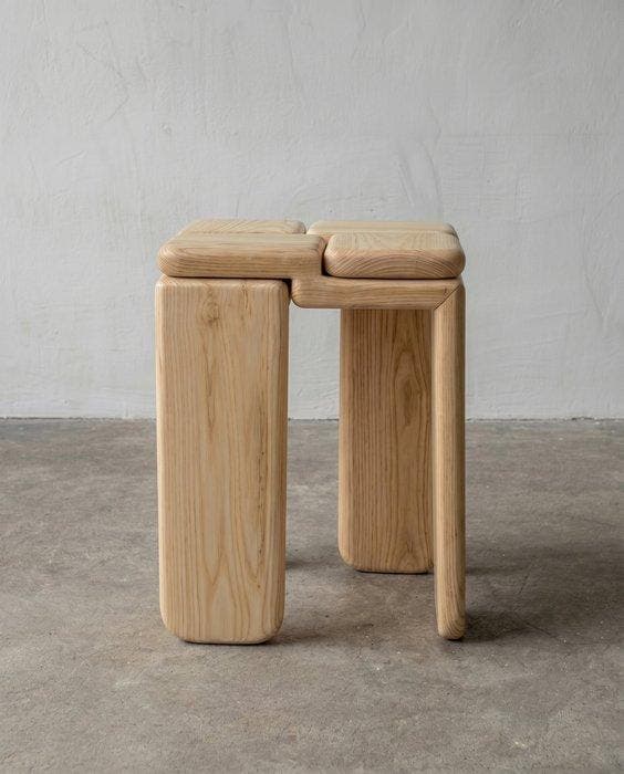Luis Gimeno - Kruk - Massief essenhout - Kruk / Bijzettafel, Antiquités & Art, Art | Objets design