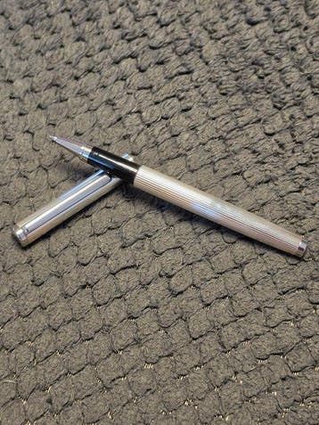 otto hutt - design02 - Stylo à bille roulante