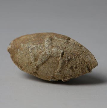 Oud-Grieks Lood Slingschotkogel met Triskeles (Zonder