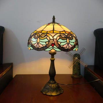 Tiffany-style stained glass vintage table lamp - Bijzettafel, Antiek en Kunst