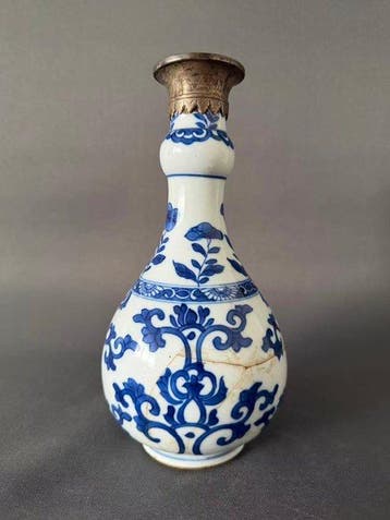 Een blauw-witte vaas met knoflookmond uit de Kangxi-periode.