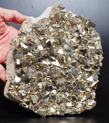 Pyrite Cristaux sur matrice - Hauteur : 25 cm - Largeur : 20