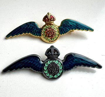 Écussons British pair of RAF Pilot Emblem Badges in enamel -