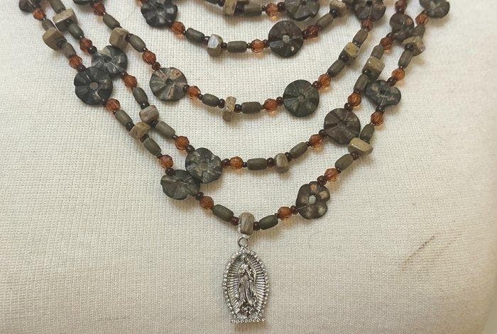 Exclusieve halsketting, 7 draden, van hout, jaspis met, Antiquités & Art, Antiquités | Livres & Manuscrits