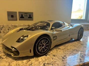 Pocher 1:8 - Voiture miniature - Pagani Utopia, Hobby en Vrije tijd, Nieuw