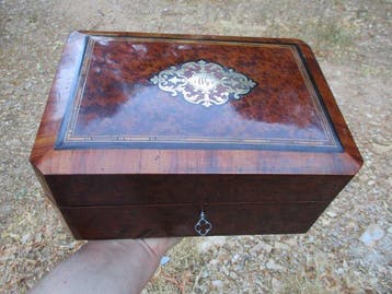 Boîte - Coffret, marqueterie Napoléon III. Bois et laiton
