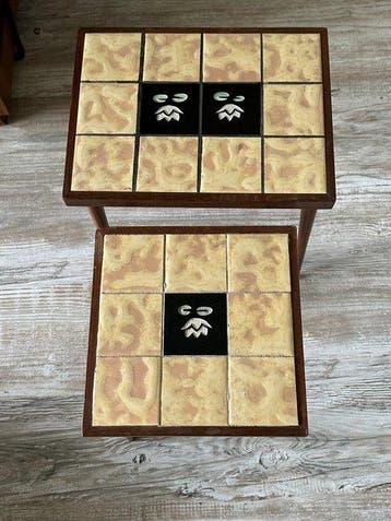 Set bijzettafels - Hout, tegel - Twee vintage