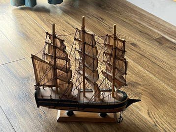 Modèle réduit de bateau de constructeur naval