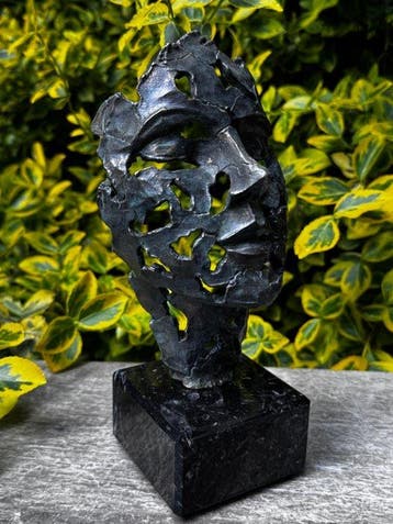 sculptuur, Twarz Myliciela z brzu na kamieniu inspiracj