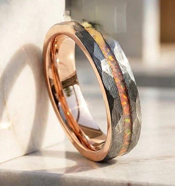 Bague en carbure de tungstène martelée avec opale de feu -