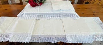 Drap ancien en dentelle Sangallo et broderies faites à la