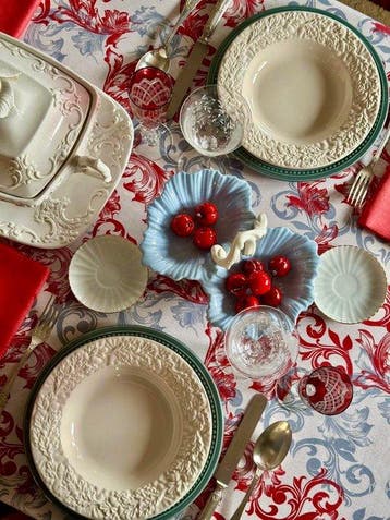 Tafellaken met filigraanpatronen voor grote tafels. -