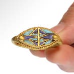 Égypte ancienne Or, Turquoise et lapis lazuli Bague Lotus, Antiquités & Art