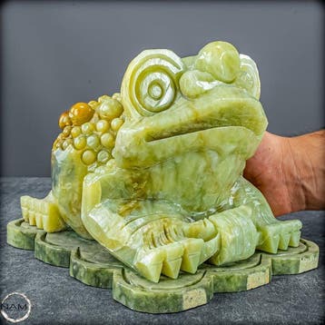 Handgesneden jadekikker uit nephriet – kunstvolle sculptuur
