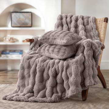 Pom Pom Fur plaid met kussens - taupe - 3-delig | 150 x 200, Hobby & Loisirs créatifs, Verzenden