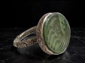 Islamitisch Brons Ring met groen glas intaglio, 17e tot 19e