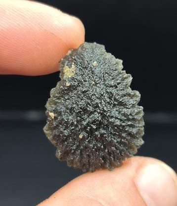 Moldaviet uit Chlum, Zuid-Bohemen - Hoogte: 30 mm - Breedte:, Verzamelen, Mineralen en Fossielen
