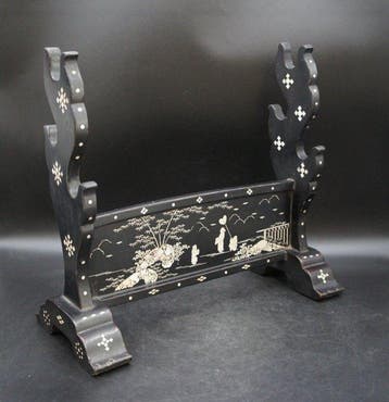 Katana - Black-lacquered wooden sword stand with, Antiek en Kunst