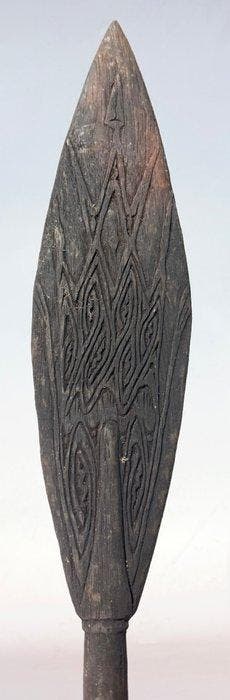 Oude peddel met authentieke motieven op het blad. - dajung -