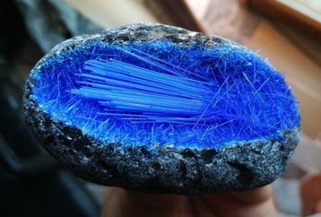 Magnésium bleu aciculaire Géode - Hauteur : 73 mm - Largeur