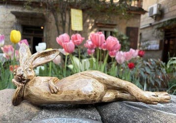 Figure - Reclining rabbit sculpture - Bois, Résine