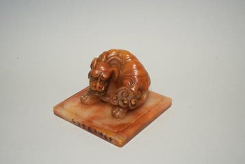 Grand sceau en pierre du XXe siècle, sculpté dune bête