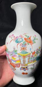 Vase Balustre à décors de vases fleuris - Marque Qianlong, Antiquités & Art