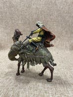Viennese - Beeld, A hunter on a camel shoots a lion - 15 cm
