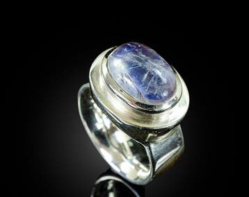 Cabochon en pierre lune arc-en-ciel serti dans une bague en