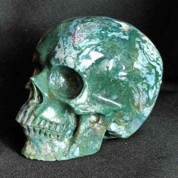 Menselijke schedel snijwerk (geode), met de hand gemaakt uit