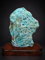 Blauwe aragonietsculptuur op houten voetstuk – Oceanblauw