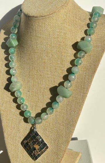Jadeite verte de Birmanie et coquille tibétaine. Haute
