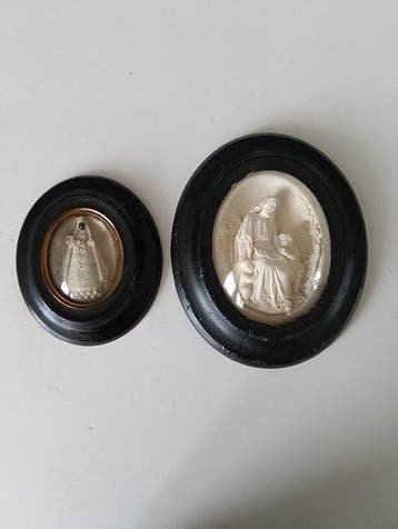 2 Antieke Religieuze Meerschuim Reliëfs onder Bol Glas (2) -