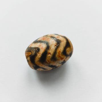 Oud Tibetaans/Nepalees Geëtst agat Kraal-talisman met, Antiek en Kunst