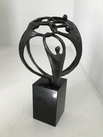 Corry Ammerlaan - sculptuur, “ Samen de handen ineen “ - 19