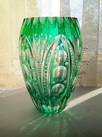 Vaas - smaragdgroen kristal, geslepen tot helder kristal -, Antiek en Kunst