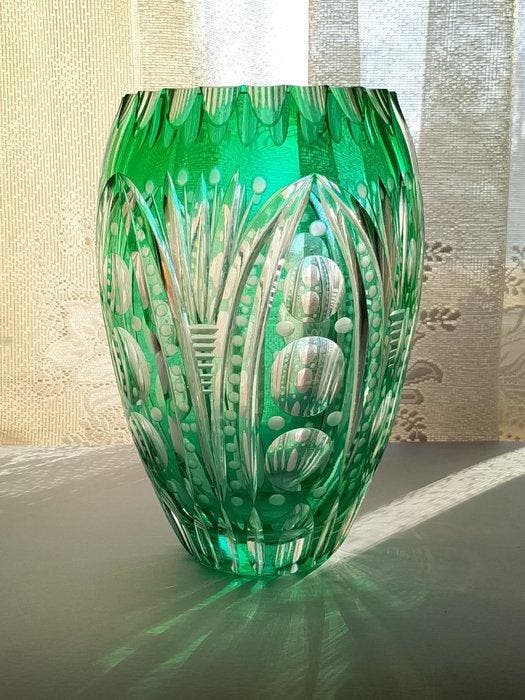 Vaas - smaragdgroen kristal, geslepen tot helder kristal -, Antiek en Kunst, Antiek | Glaswerk en Kristal