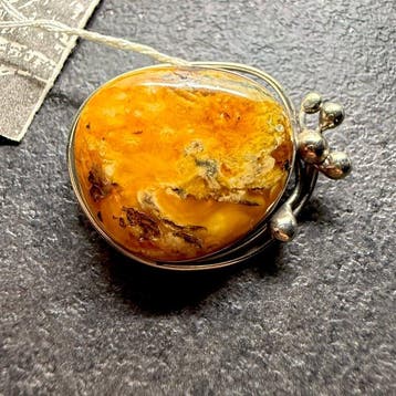 Oud zegelpatroon, natuurlijk wit, Baltisch amber broche,