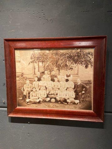 1910 - Antique photo Soccer team in old wooden frame, Nieuw
