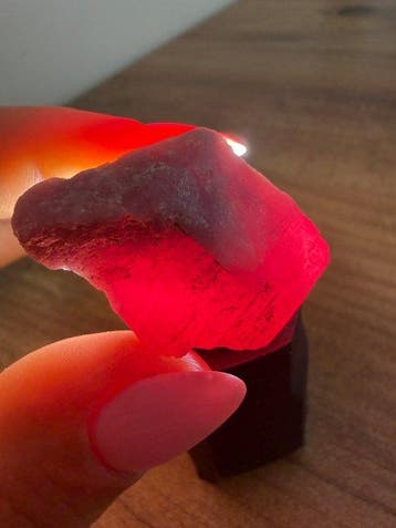 Rubis Rubis couleur sang de pigeon ! 100 ct. Mozambique.