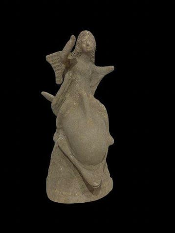 Replica van een Oudgriek Terracotta Eros die een dolfijn